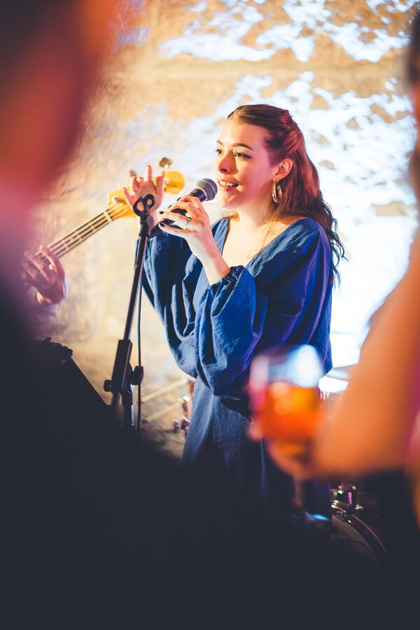 Upea laulaja Venla laulamassa Oranssit Lasit -bändin hääkeikalla.