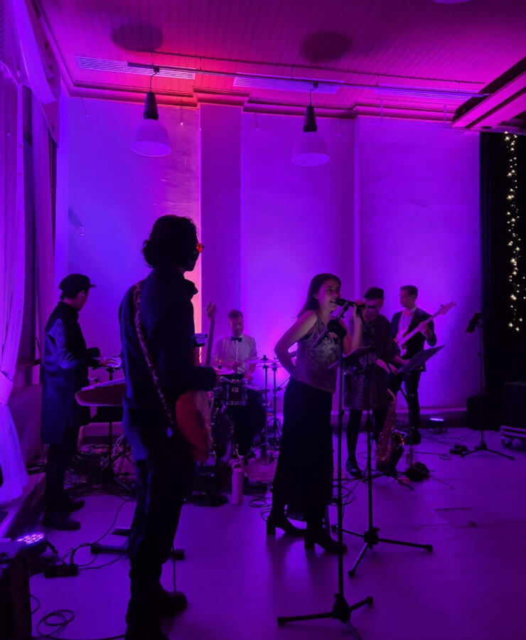 Bilebändi Oranssit Lasit keikalla Turussa