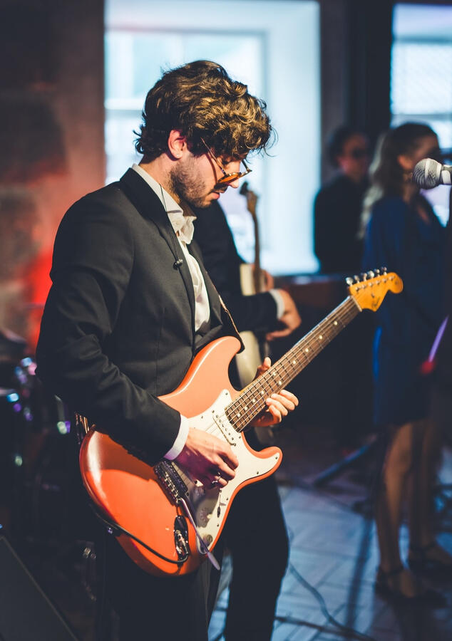 Kasimir soittaa Oranssit Lasit -bändin hääkeikalla.