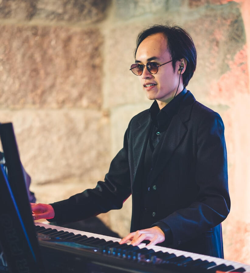 Virtuoosi kosketinsoittaja Tigo Oranssit Lasit -bändin bilekeikalla.