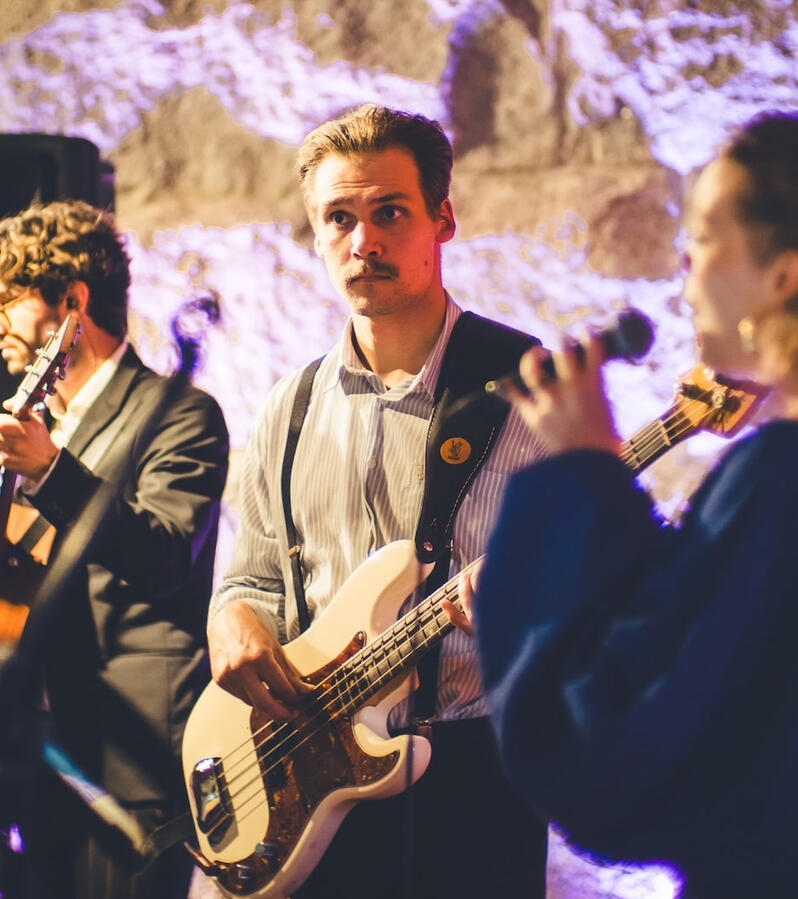 Vellu. gruuvaa Oranssit Lasit -bändin hääkeikalla.