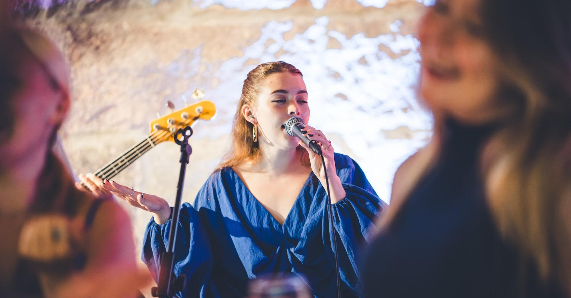 Venla laulaa Oranssit Lasit -bändin keikalla.